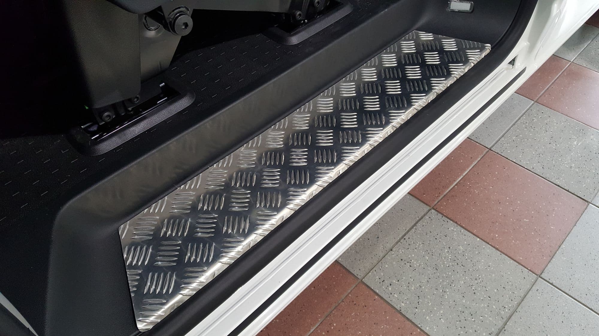 Abdeckung für linken hinteren Innentritt — Silber, Aluminium, Geriffelt